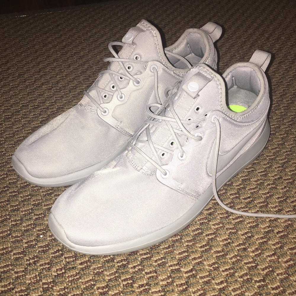Grey Nike Roshe 2